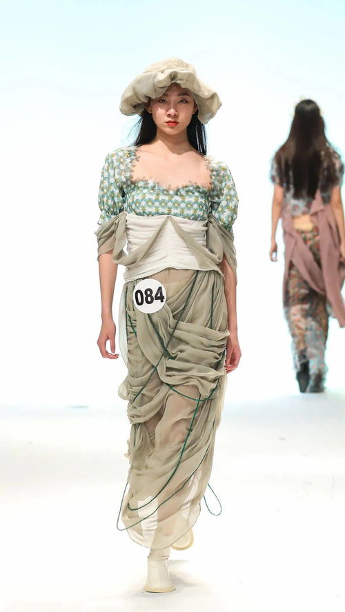 東華大學2017級服裝設計專業(yè)畢業(yè)秀 一場關(guān)于傳承、思辨與未來的時尚對話