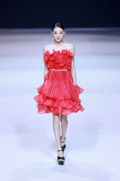 插畫(huà)幻鏡 蔡彪在京時(shí)裝發(fā)布，以筆觸為線(xiàn)，織就流動(dòng)的霓裳詩(shī)篇